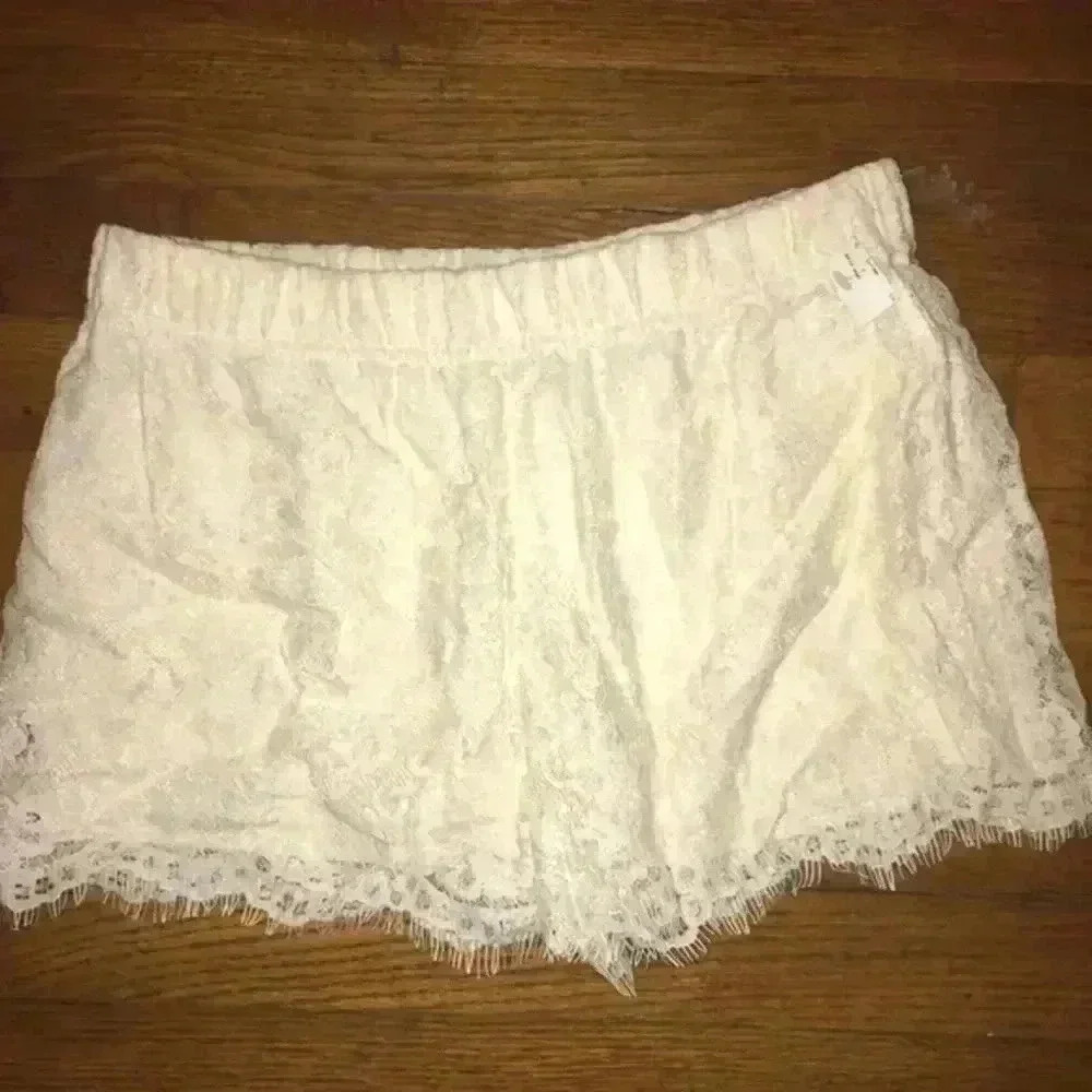 Derek Heart‎ Lace cream Shorts, M